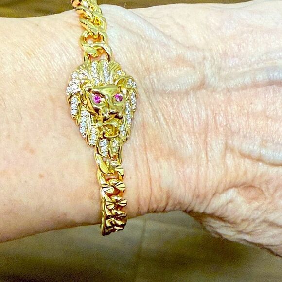 NWOT 18K Yellow Gold Plated Box Chain Bracelet with Lion Head & Fold Over Clasp. - Picture 2 of 4